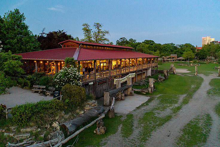 Kiwara-Lodge von außen bei Sonnenuntergang